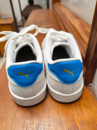 Zapatillas Puma Blancas con Detalles Azules