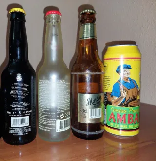 Set di collezionismo: bottiglie e lattina di birra antica ambrata