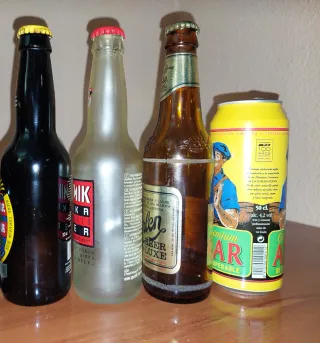 Set di collezionismo: bottiglie e lattina di birra antica ambrata