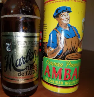 Set di collezionismo: bottiglie e lattina di birra antica ambrata