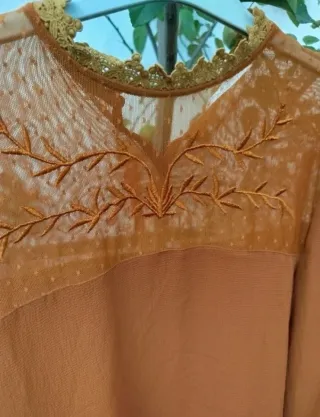 Blusa dorada con encaje