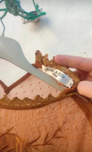 Blusa dorada con encaje