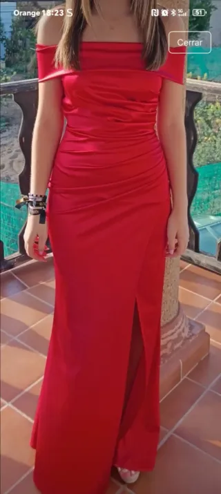 Vestido rojo largo con abertura