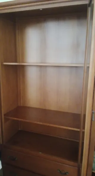 Vitrina y estantería de madera