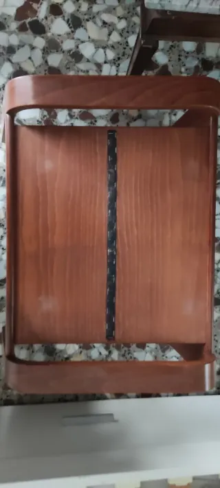 Reposapiés de madera marrón (sin cojín)