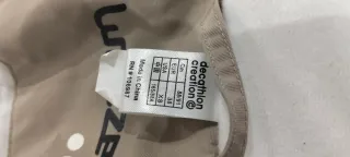 Chaqueta de nieve beige y blanca