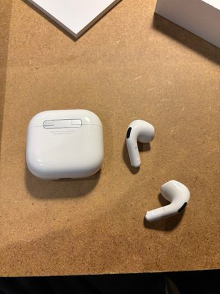 Apple AirPods 4 ANC
