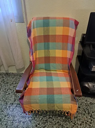 Mecedora de madera con tapizado estampado