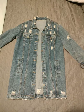 Cazadora vaquera desgastada larga