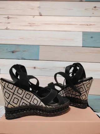 Zapatos de plataforma negros con estampado