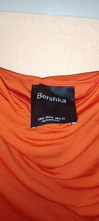 Vestido naranja volantes sin mangas Bershka. T-M