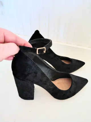 Elegantes zapatos negros ante tacón ancho