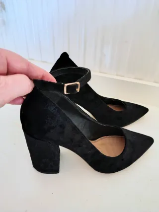 Elegantes zapatos negros ante tacón ancho