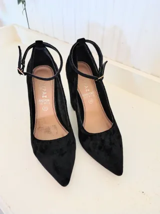 Elegantes zapatos negros ante tacón ancho