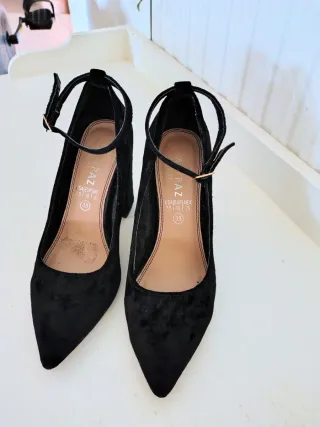 Elegantes zapatos negros ante tacón ancho