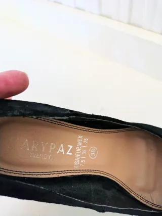 Elegantes zapatos negros ante tacón ancho