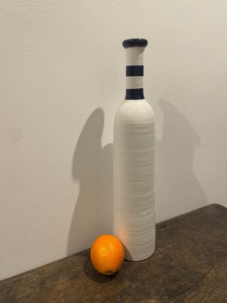 Jarrón de cerámica blanco y azul