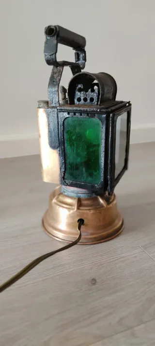 Antiguo farol de tren francés