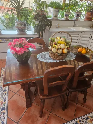 Mesa de madera de pino y cristal para varios comen