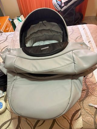 Carro de bebé gris