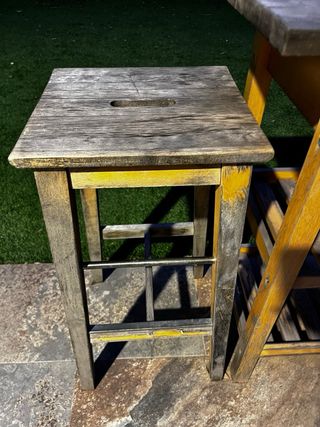 Mesa alta y 2 taburetes madera.