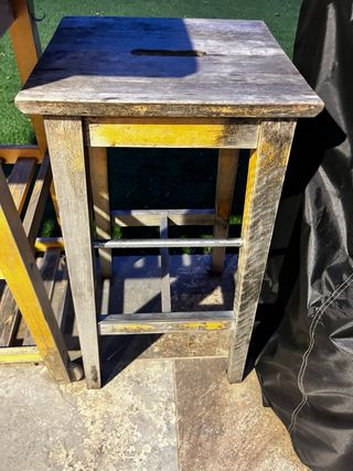 Mesa alta y 2 taburetes madera.