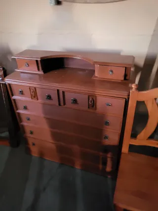 Hoy oferta Cómoda y 2 mesitas de noche y espejo