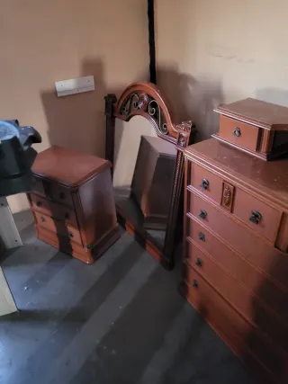 Hoy oferta Cómoda y 2 mesitas de noche y espejo