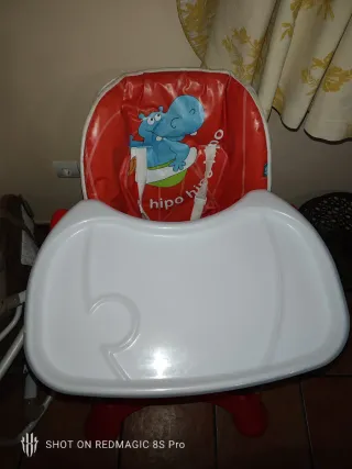 Trona infantil con diseño de hipopótamo