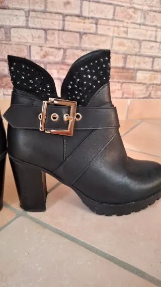 Tronchetti neri con fibbia e borchie