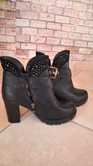 Tronchetti neri con fibbia e borchie