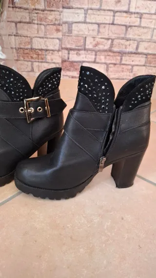 Tronchetti neri con fibbia e borchie