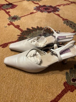 Zapatos de piel de tacón blancos para boda.