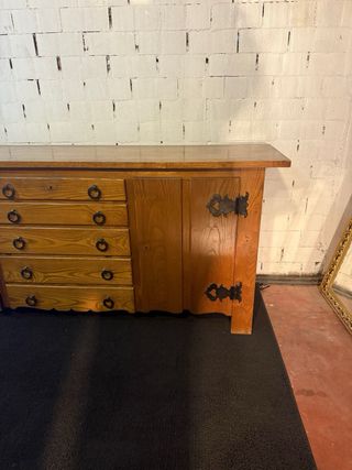 Antiguo aparador de madera y metal