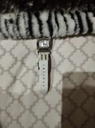 Reloj plata y blanco