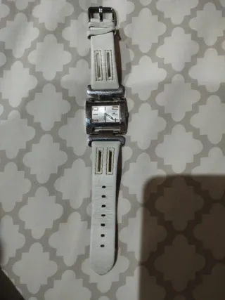 Reloj plata y blanco