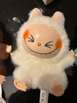 Tres peluches Labubu