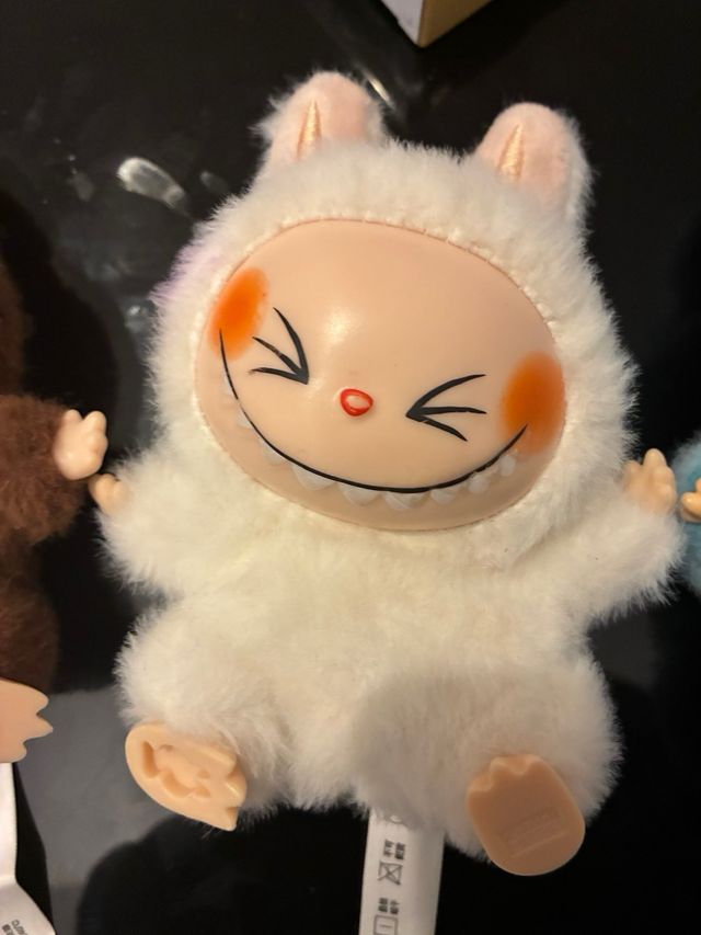 Tres peluches Labubu