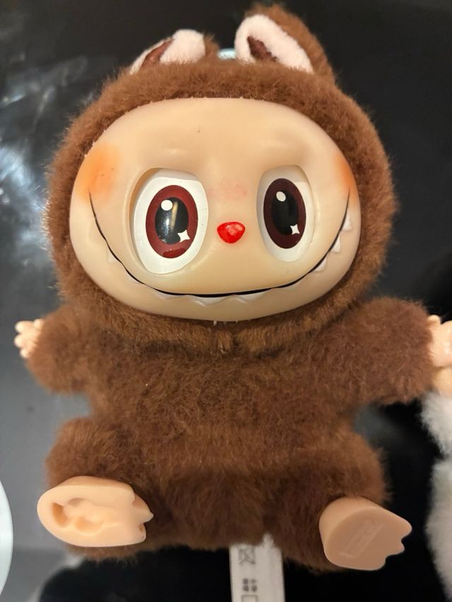 Tres peluches Labubu