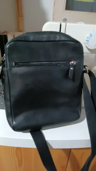 Bolso bandolera negro piel