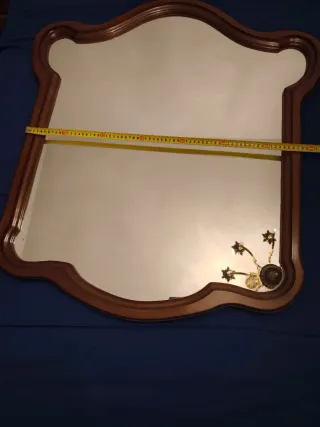 Espejo de madera con marco curvo