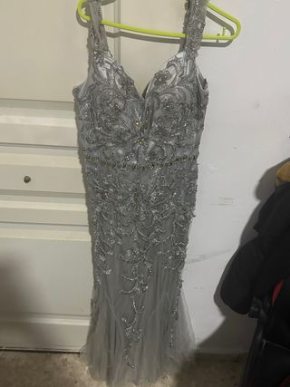 Vestido de fiesta plateado con pedrería