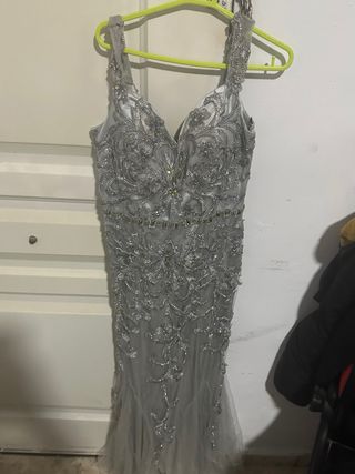 Vestido de fiesta plateado con pedrería