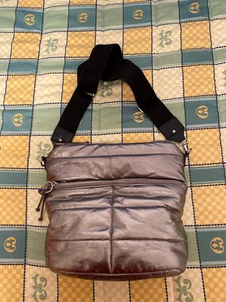 Bolso de mano acolchado plateado
