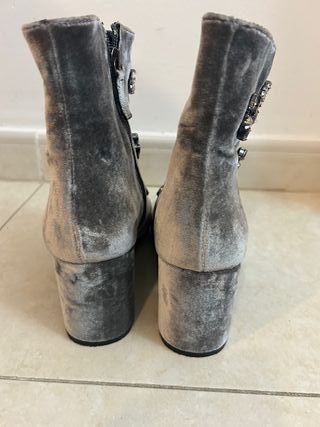 Botines Uterqüe grises con pedrería