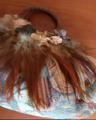 ⭐ Bolso de fiesta con plumas y flores