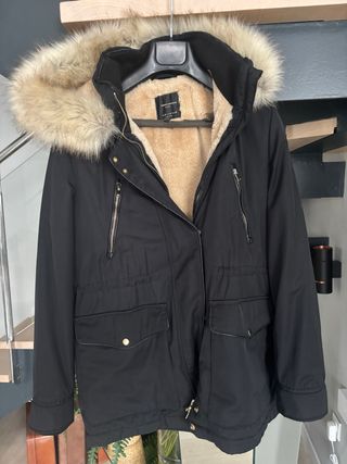 Parka Zara Negra con Capucha y Forro pelo