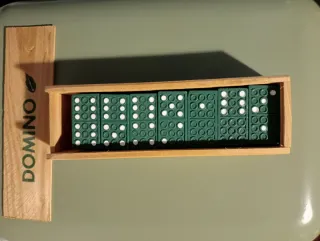 Dominó en caja de madera
