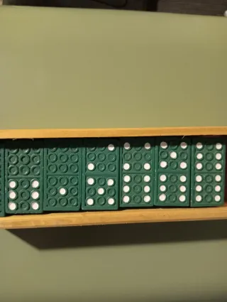 Dominó en caja de madera