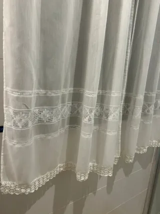 Cortina blanca con barra
